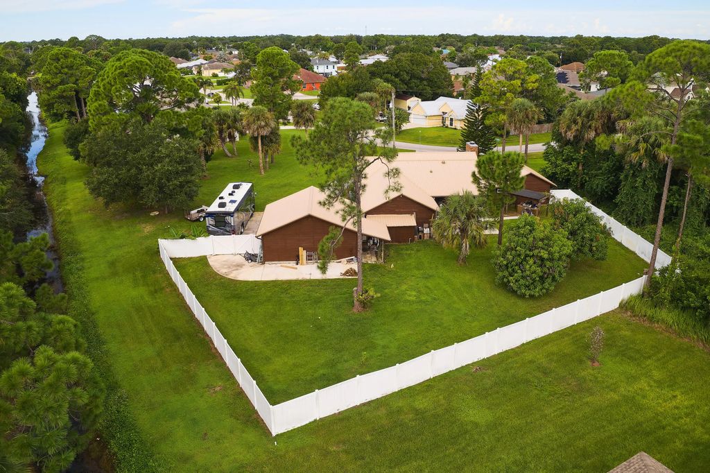 1302 Sw Bartell Avenue, Port St. Lucie
