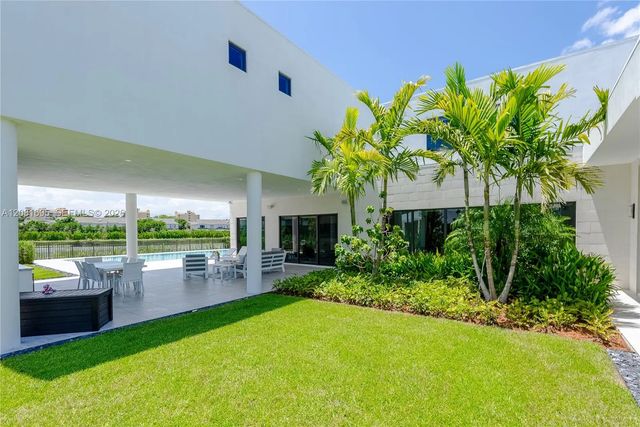 16766 Natures Way, Weston
