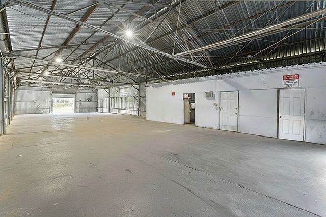 4 of 10 - 4200 Georgia Avenue, West Palm Beach, FL