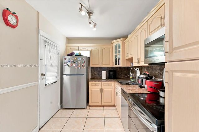 3 of 25 - 3475 N Country Club Drive #615, Aventura, FL