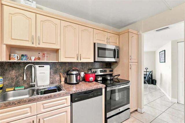 4 of 25 - 3475 N Country Club Drive #615, Aventura, FL