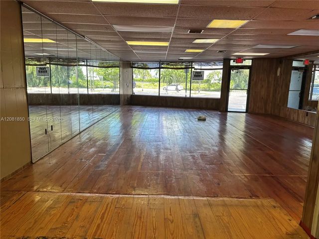 2 of 8 - 17122 W Dixie Highway, North Miami Beach, FL