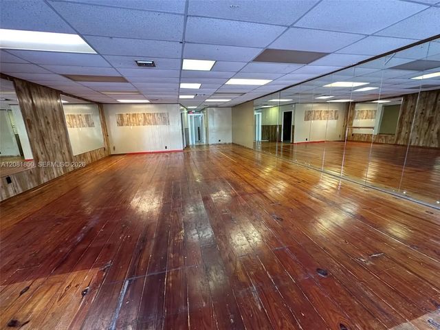 3 of 8 - 17122 W Dixie Highway, North Miami Beach, FL