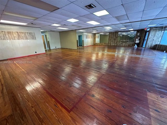 4 of 8 - 17122 W Dixie Highway, North Miami Beach, FL