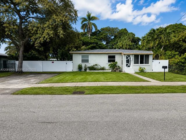 2 of 23 - 204 Sw 7th Avenue, Hallandale Beach, FL