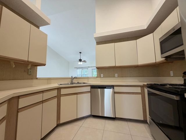 4 of 14 - 302 Muirfield Court, Jupiter, FL