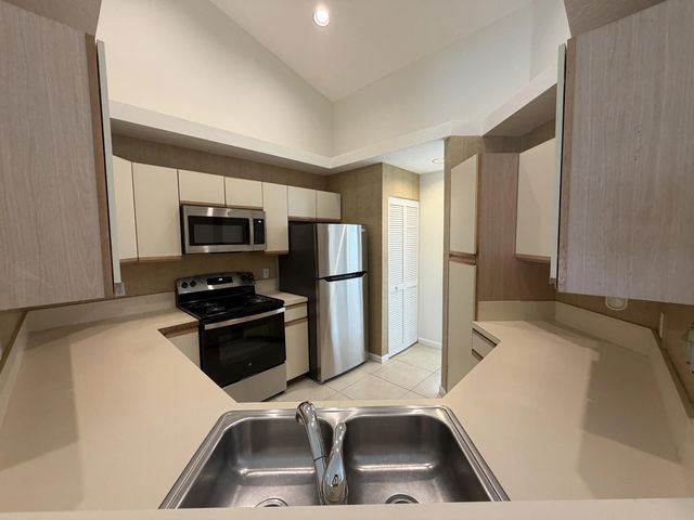 5 of 14 - 302 Muirfield Court, Jupiter, FL