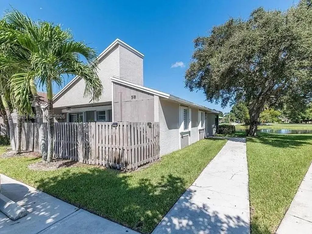 518 Woodgate Circle #e, Sunrise