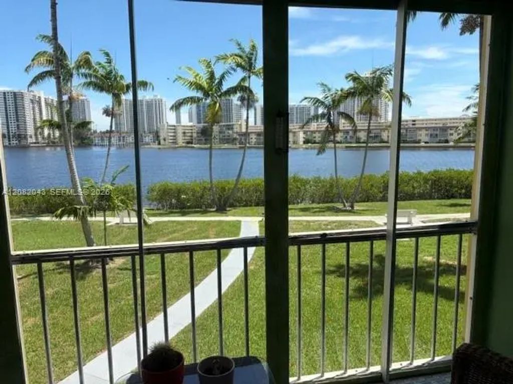 2861 Leonard Drive #f207, Aventura