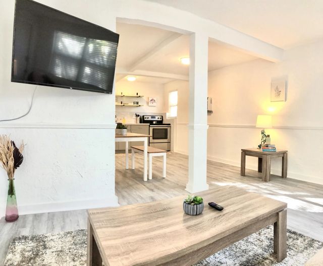 4 of 21 - 226 S Palmway, Lake Worth Beach, FL