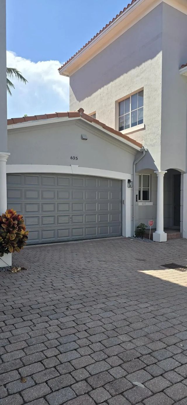 2 of 28 - 635 Ne 11th Avenue, Fort Lauderdale, FL