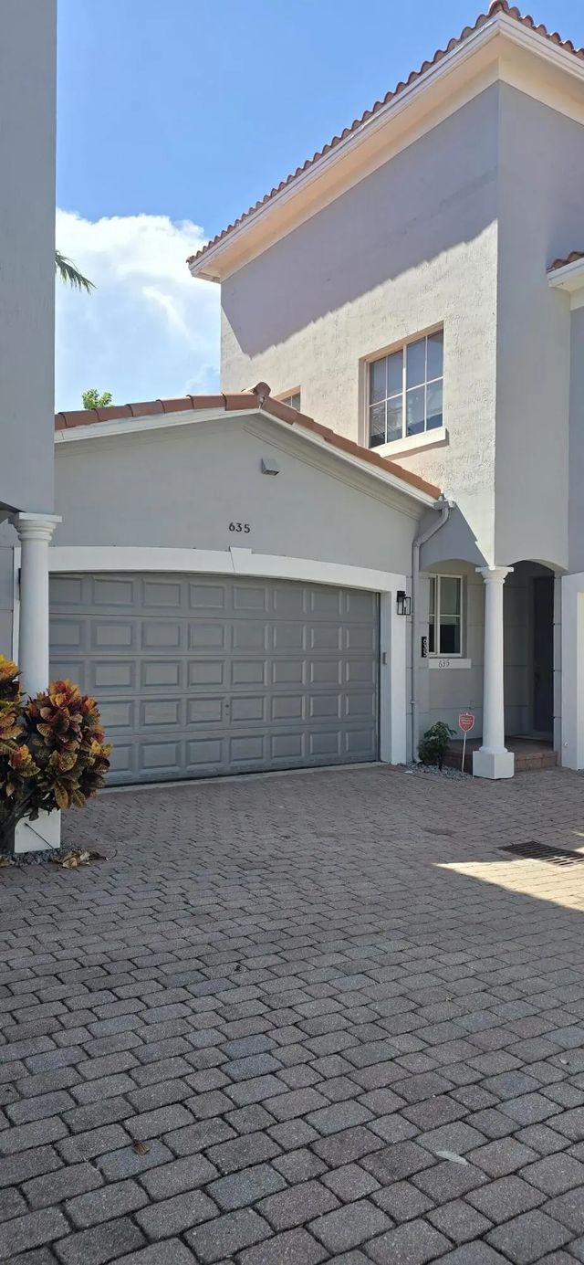4 of 28 - 635 Ne 11th Avenue, Fort Lauderdale, FL