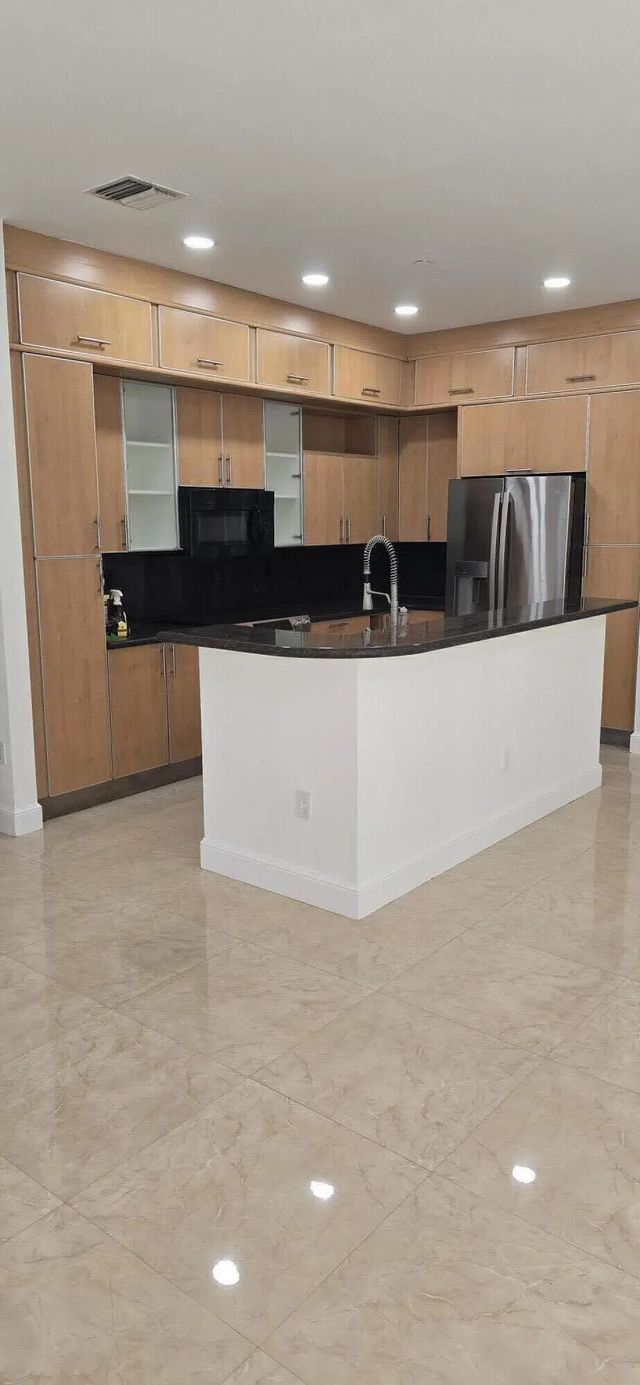 5 of 28 - 635 Ne 11th Avenue, Fort Lauderdale, FL