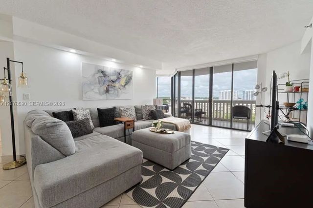 1000 W Island Boulevard #1010, Aventura