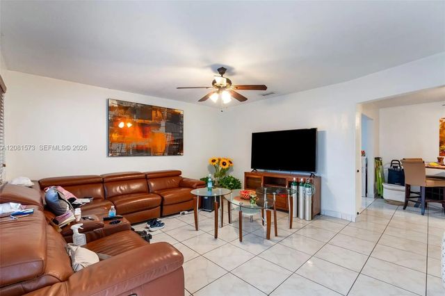 4 of 25 - 985 Se 2nd Place, Hialeah, FL