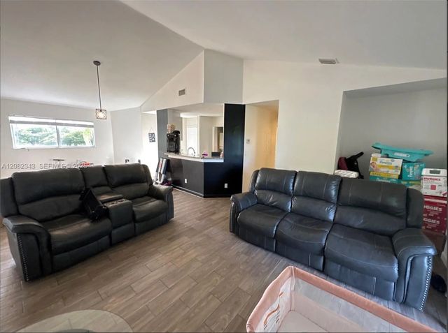 3 of 4 - 3405 Nw 44th Street #204, Oakland Park, FL