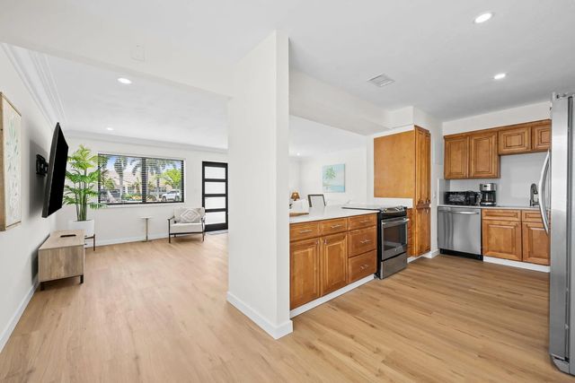 4 of 28 - 413 Ne 25th Avenue, Pompano Beach, FL