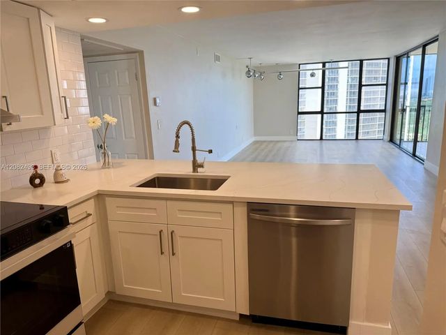 20335 W Country Club Drive #1203, Aventura