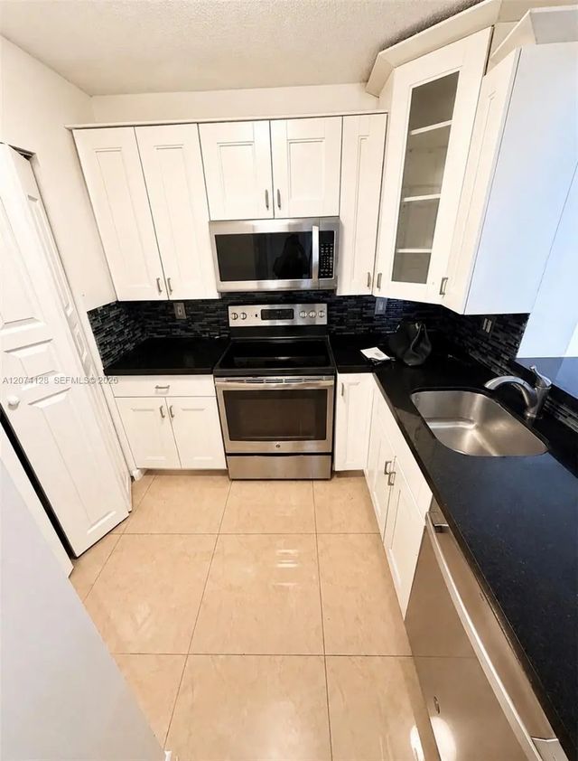 5 of 12 - 2721 Ocean Club Boulevard #201, Hollywood, FL