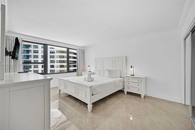 3 of 30 - 5225 Collins Avenue #1015, Miami Beach, FL