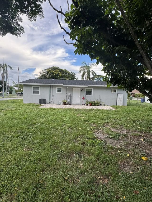 2 of 12 - 2801 Avenue Q, Fort Pierce, FL