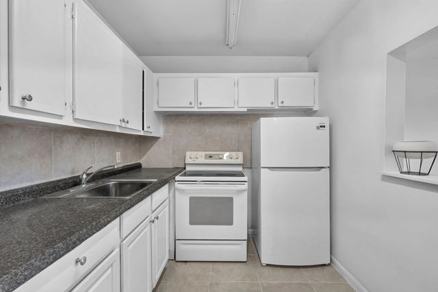 2 of 36 - 210 Canterbury J #1, West Palm Beach, FL
