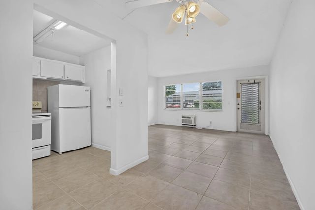 5 of 36 - 210 Canterbury J #1, West Palm Beach, FL