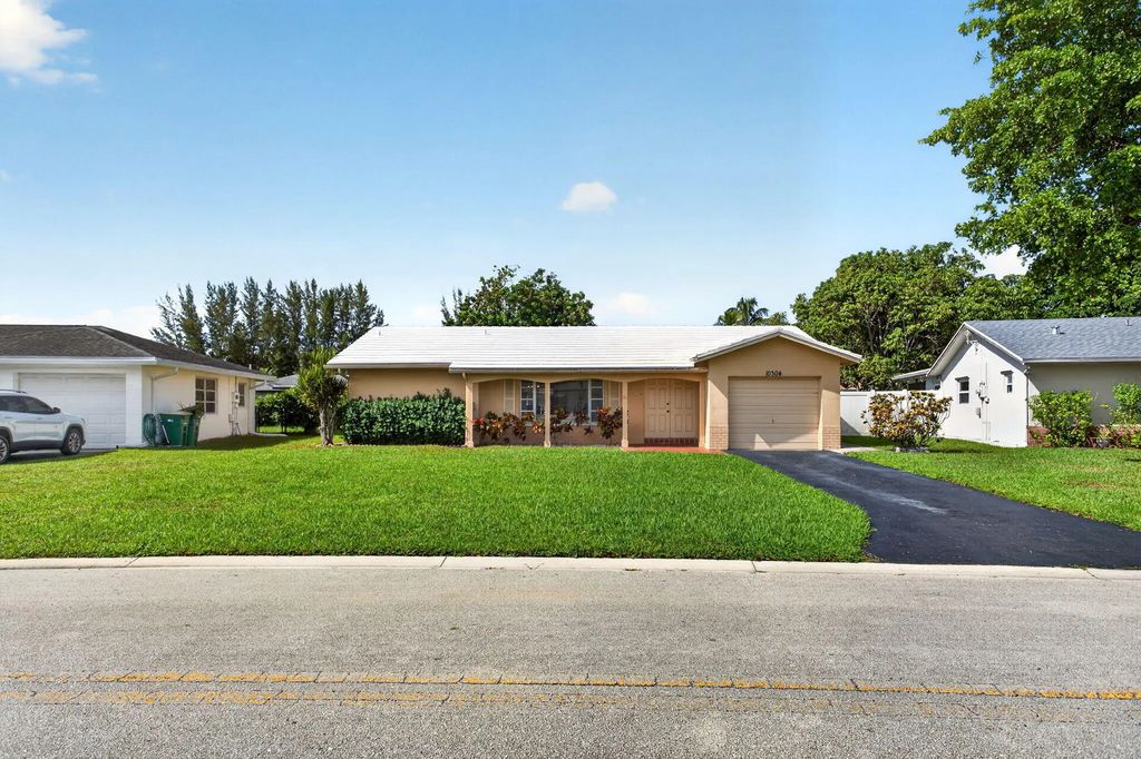 10304 Nw 80th Drive, Tamarac