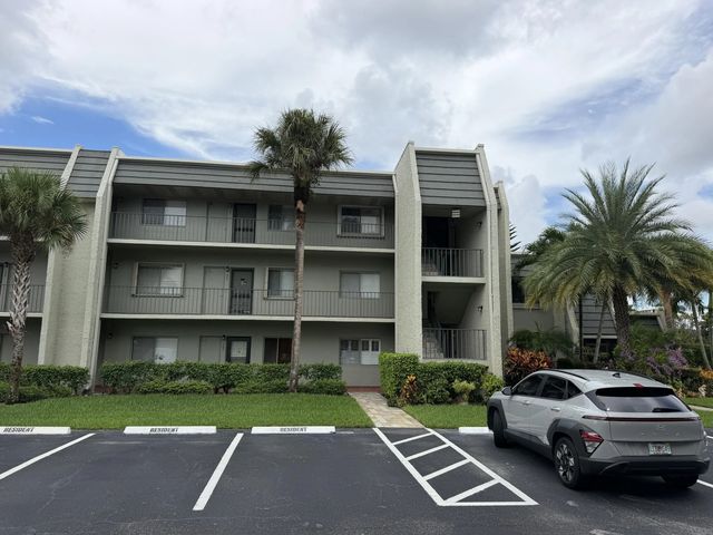 3 of 40 - 4120 Tivoli Court #208, Lake Worth, FL