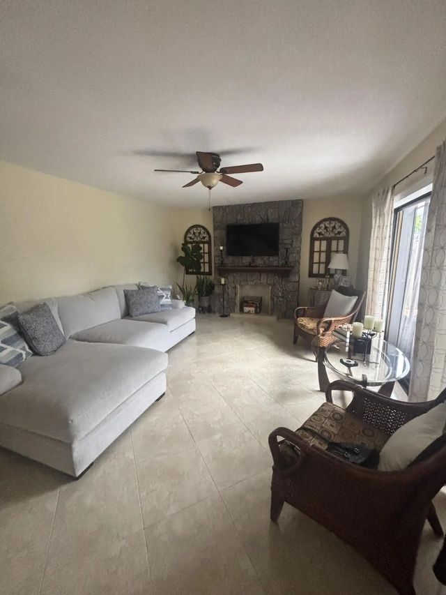 5 of 37 - 113 W Lake Arbor Drive, Palm Springs, FL