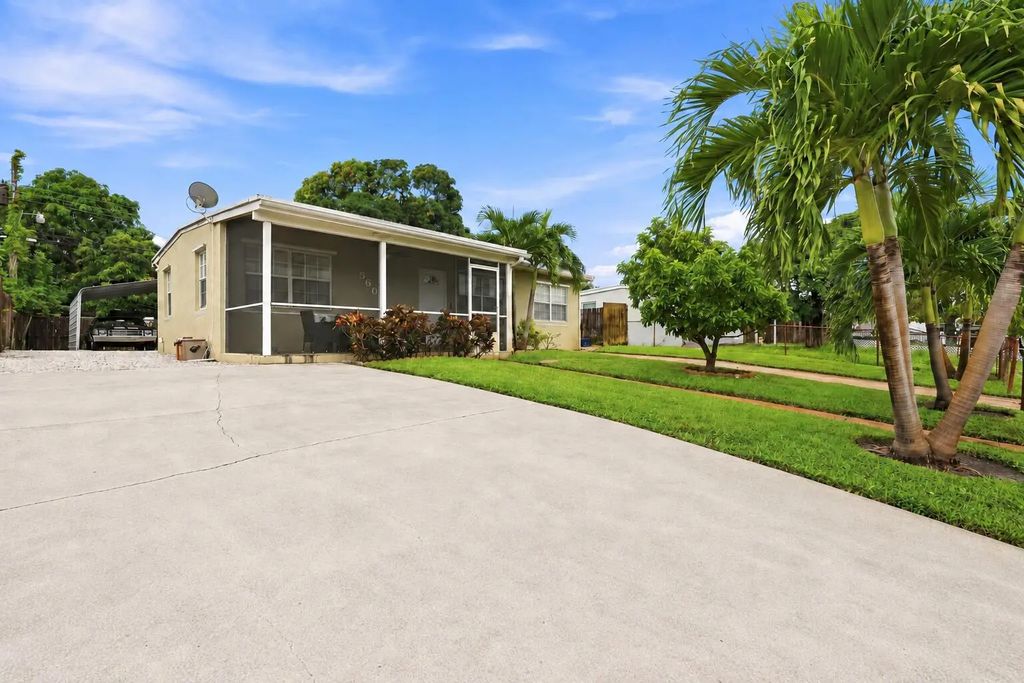 560 Seagrape Road, Lantana