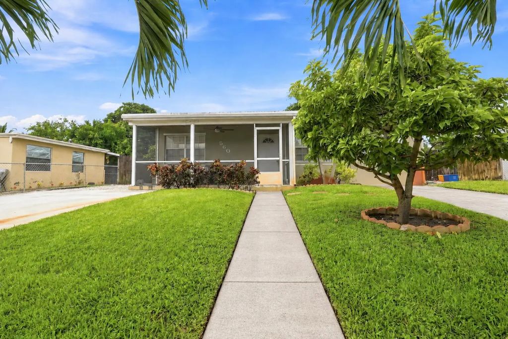 560 Seagrape Road, Lantana