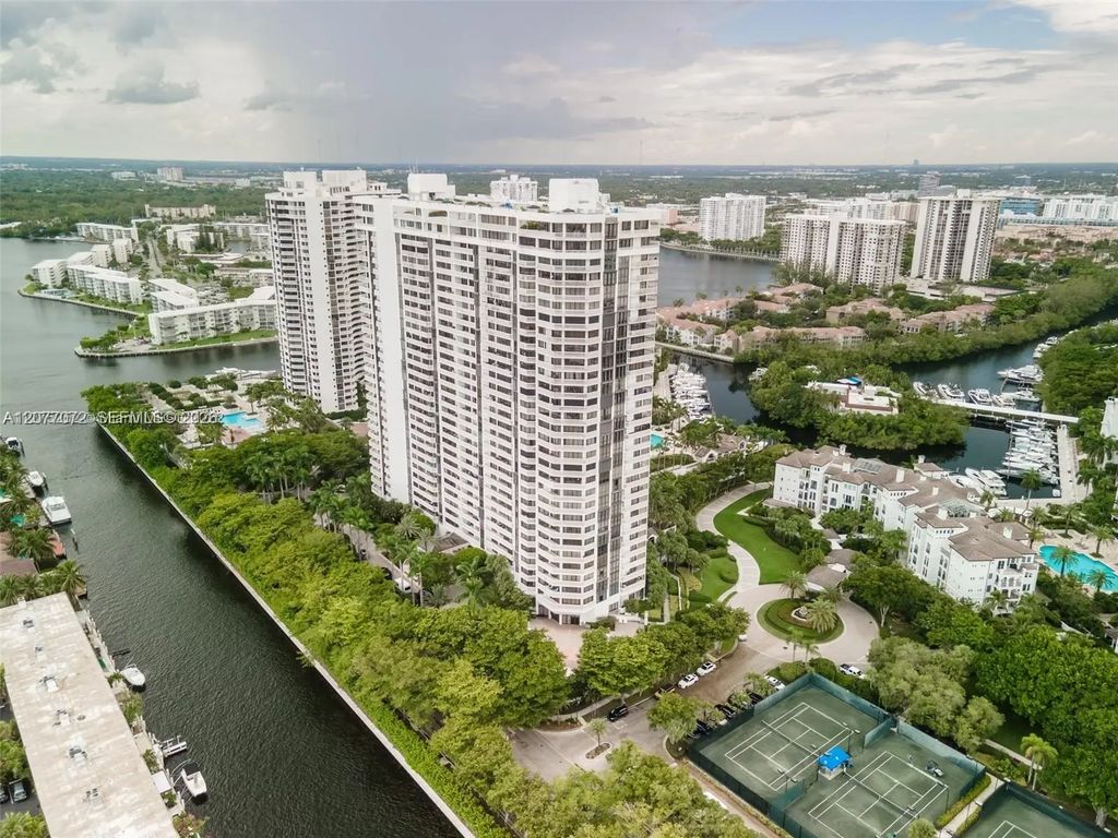 2000 Island Boulevard #908, Aventura
