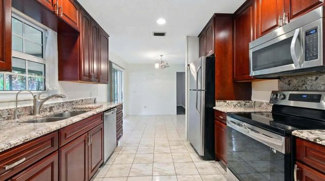 3 of 15 - 428 Alemeda Drive, Palm Springs, FL