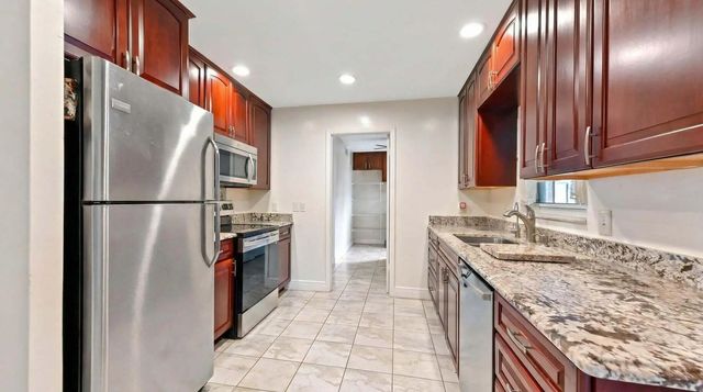 5 of 15 - 428 Alemeda Drive, Palm Springs, FL