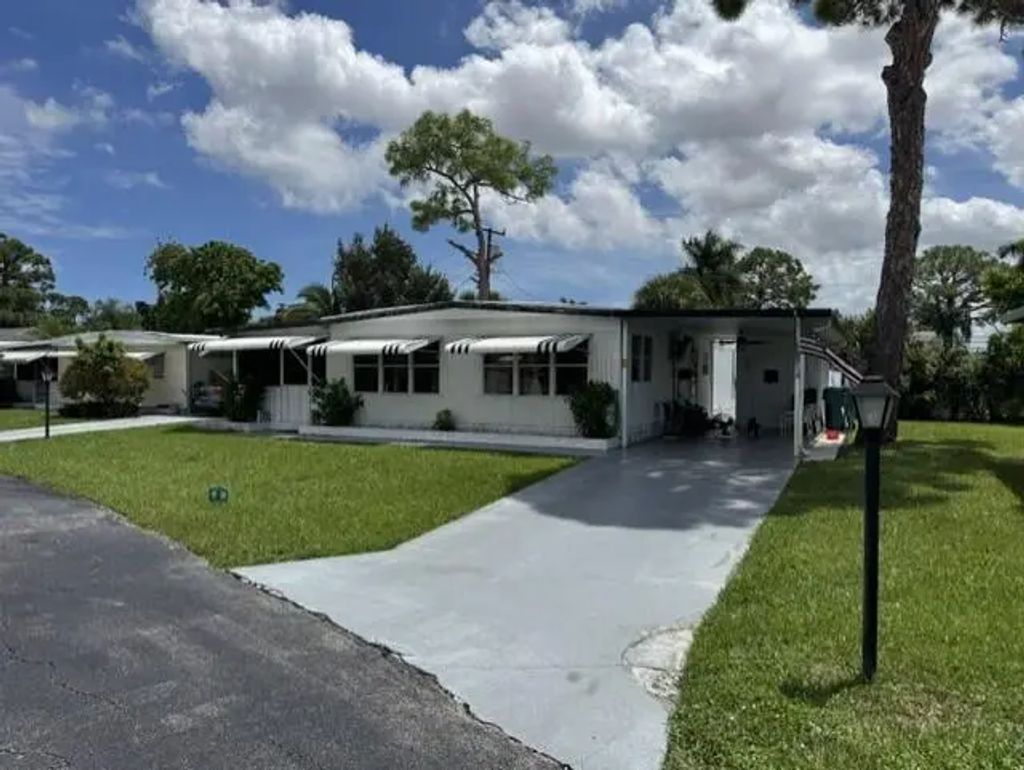4042 Royal Manor Boulevard, Boynton Beach