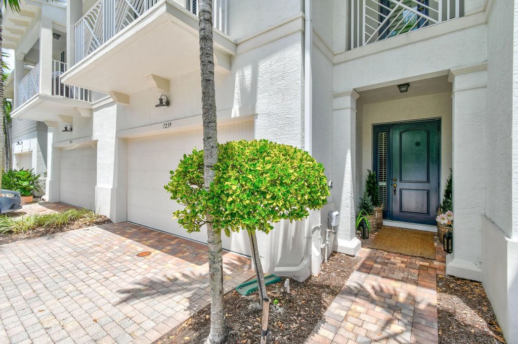 7239 Oxford Court, Palm Beach Gardens