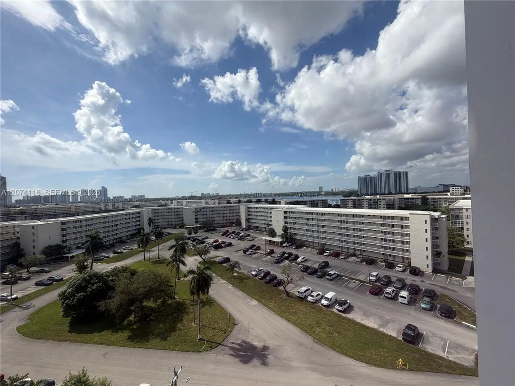 18011 Biscayne Boulevard #905, Aventura