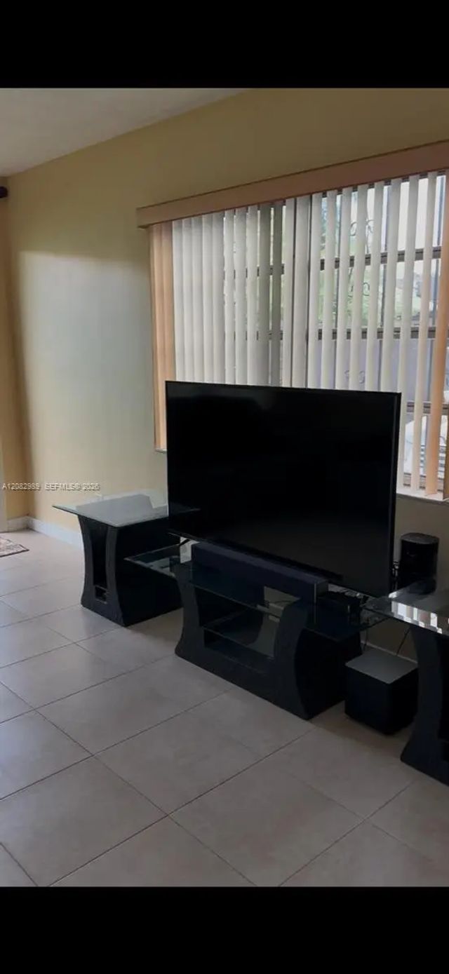 4 of 8 - 18 Sw 13th Street, Dania Beach, FL