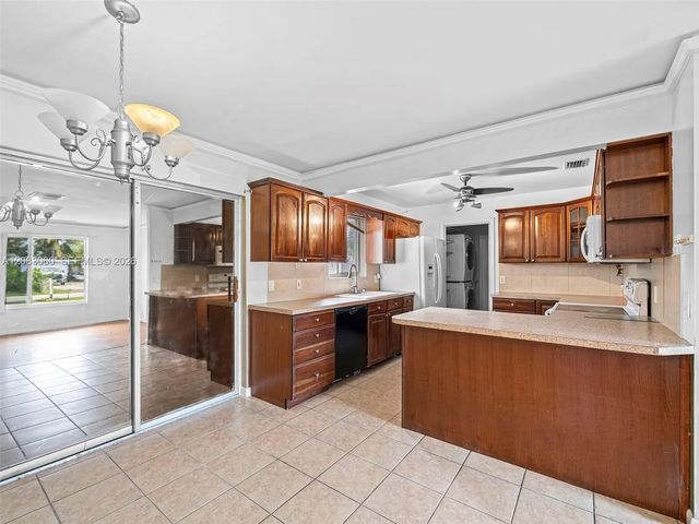 5 of 32 - 3180 Carol Avenue, Palm Springs, FL