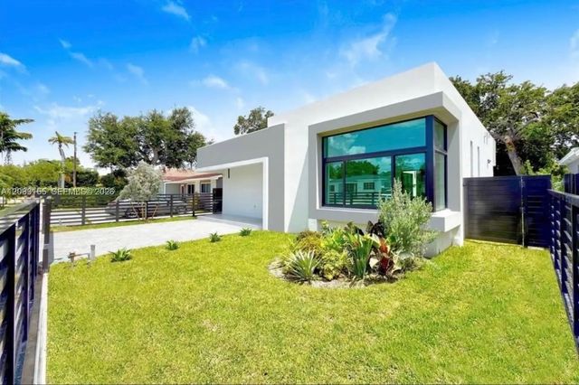 4 of 7 - 816 Nw 21st Court, Miami, FL