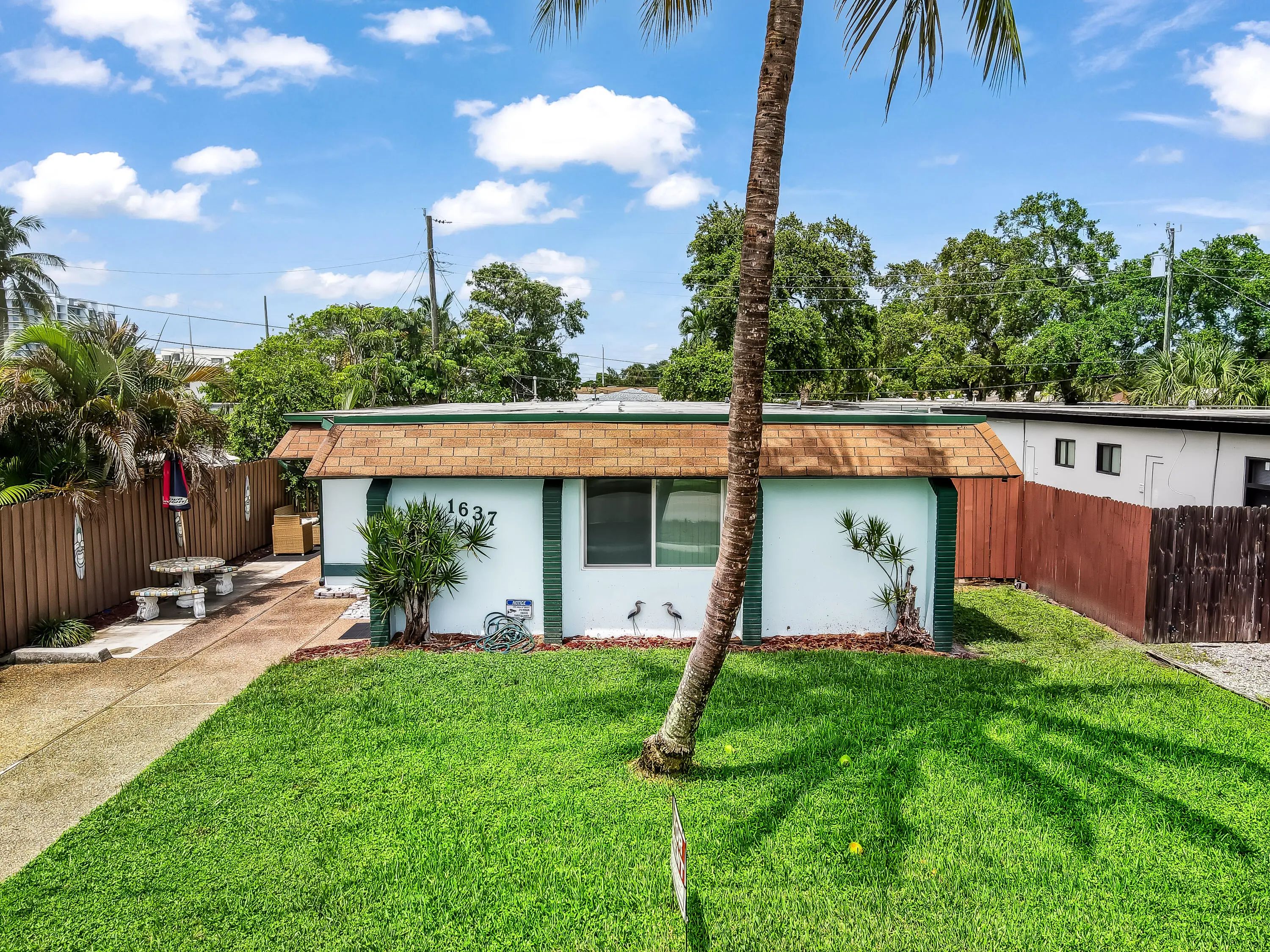 1637 Taft Street, Hollywood