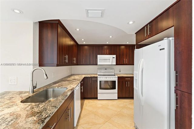 5 of 28 - 13155 Ixora Court #905, North Miami, FL