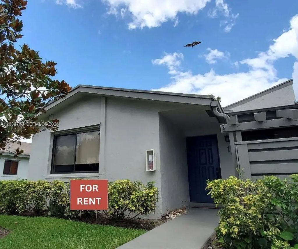 445 Lakeview Drive #1, Weston