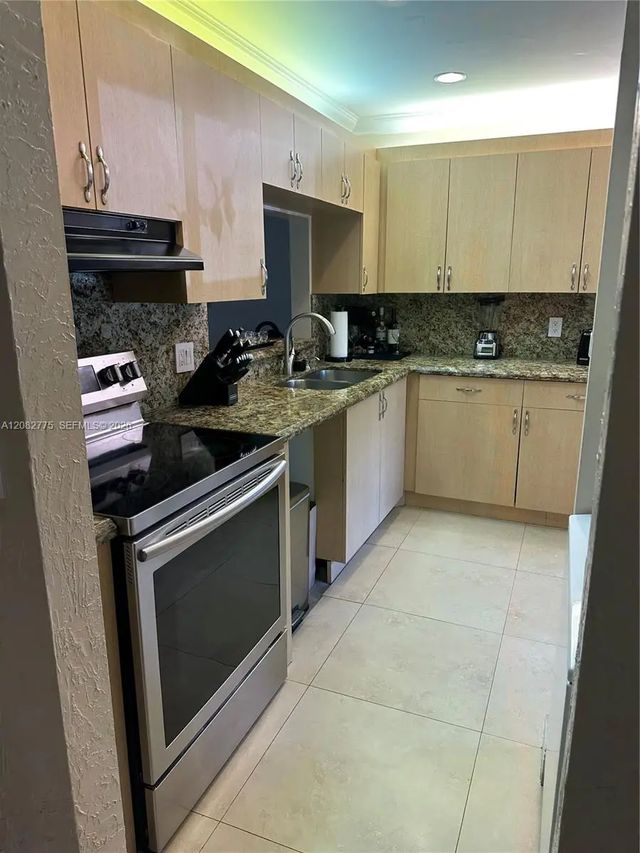 5 of 58 - 445 Lakeview Drive #1, Weston, FL