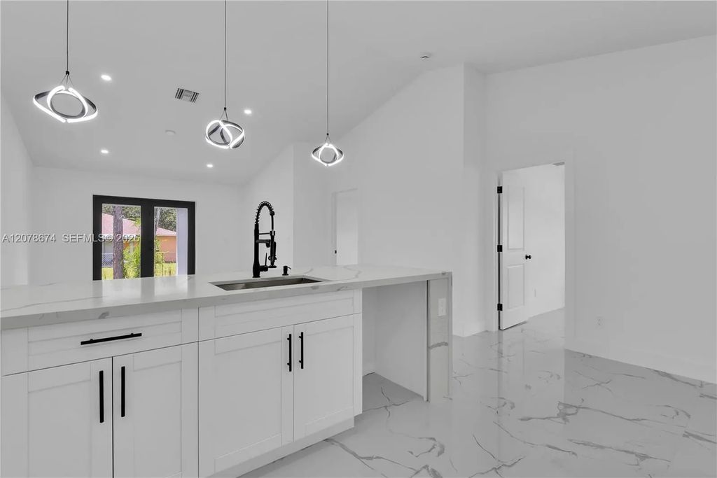 105/107 Meadow Road, Lehigh Acres