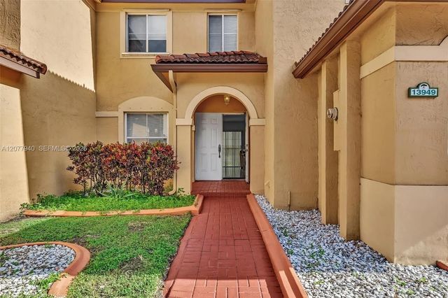 3 of 33 - 13949 N Forest Oak Circle, Davie, FL