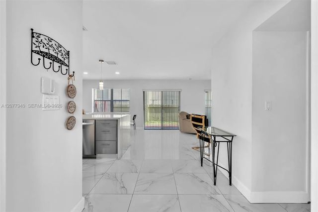 4 of 33 - 13949 N Forest Oak Circle, Davie, FL