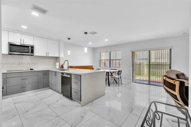 5 of 33 - 13949 N Forest Oak Circle, Davie, FL