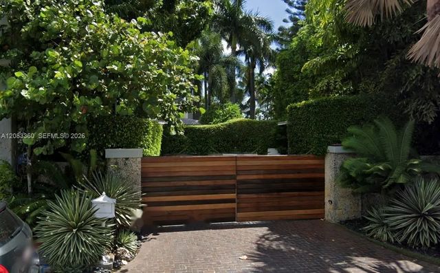 4 of 12 - 1421 N Venetian Way, Miami, FL